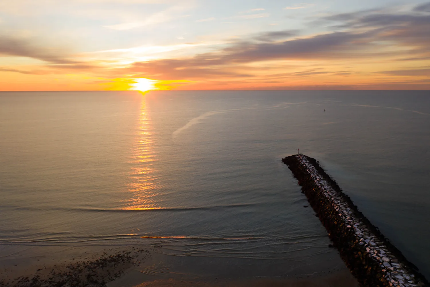 El mar en calma con luz suave al amanecer
